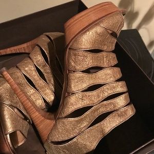 Perfect for the New Year Party  Gold lace plat cut shoes Elie Tahari